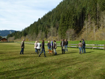 WT Spaziergang durch Menschengruppe